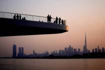 Un grupo de personas en la plataforma de observación del puerto de Dubai Creek en Dubai, Emira ...