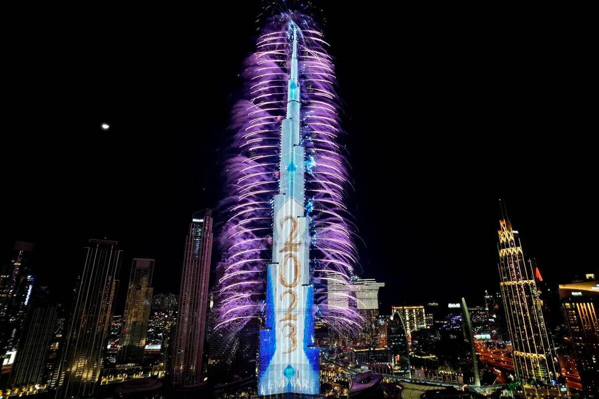 Fuegos artificiales explotan en el Burj Khalifa, el edificio más alto del mundo, durante la ce ...