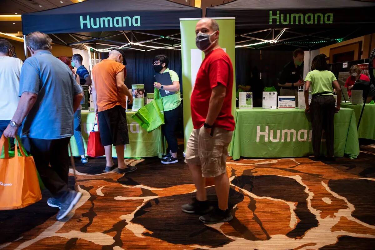 La gente visita el stand de Humana durante Aging Wellness Expo en Red Rock Resort en Las Vegas, ...