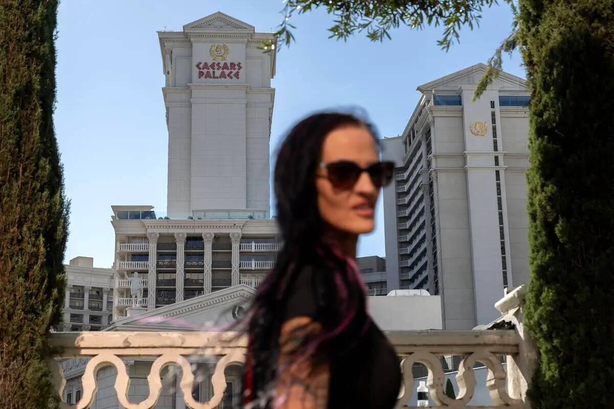 Un peatón pasa por delante del Caesars Palace de MGM el viernes 15 de septiembre de 2023, en L ...