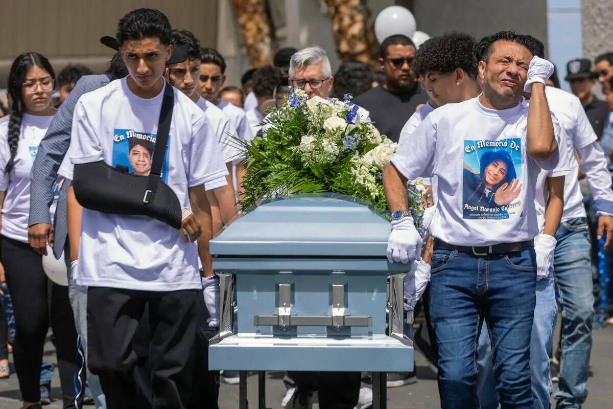 Rudolfo Naranjo, a la derecha, es invadido por las emociones mientras él y su hijo Arley con o ...