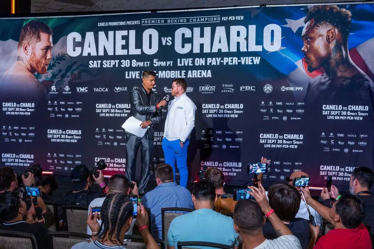 El comentarista de peleas Miguel Flores, a la izquierda, entrevista al boxeador Canelo Álvarez ...