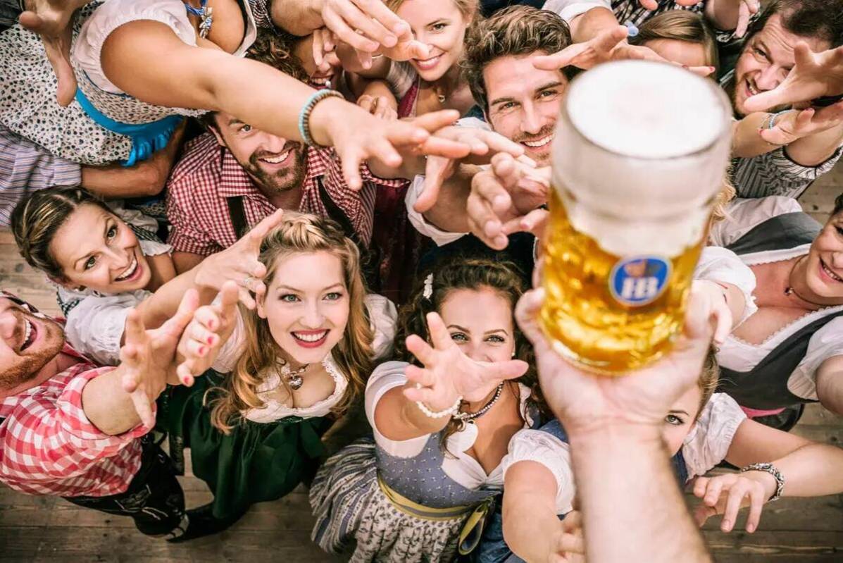 La celebración anual del Oktoberfest en Hofbräuhaus Las Vegas durará hasta el 31 de octubre ...