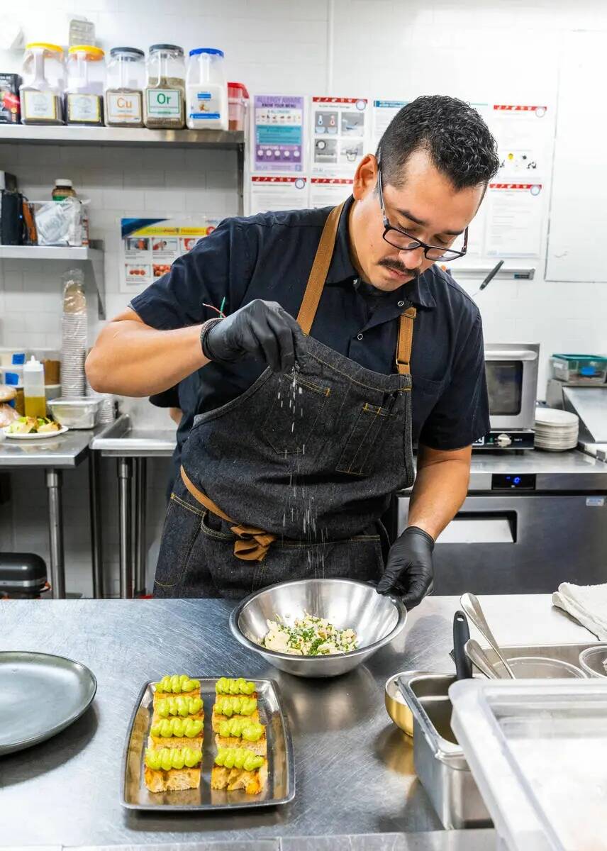 El chef ejecutivo de Main St. Provisions, Adrián García, prepara tostadas de masa madre de ag ...