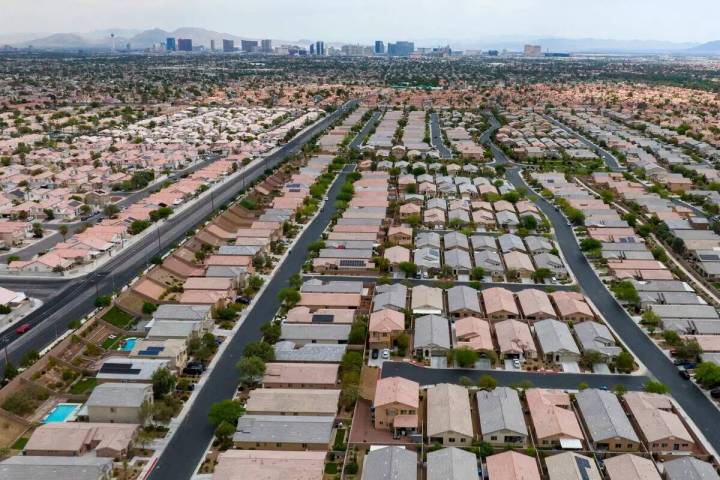 Una foto aérea muestra casas cerca de Buffalo Drive, el jueves 15 de junio de 2023, en Las Veg ...