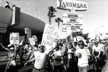 Manifestantes frente al Landmark durante una huelga del sindicato culinario en 1984. (Las Vegas ...