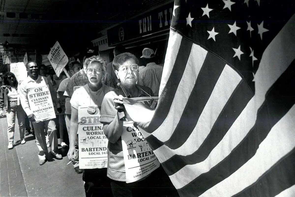 Manifestantes con la bandera en la mano el 27 de abril de 1990. (Las Vegas Review-Journal)