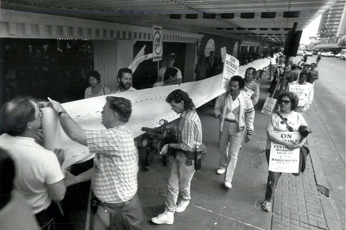 Manifestantes crean una pancarta el 9 de marzo de 1990. (Las Vegas Review-Journal)