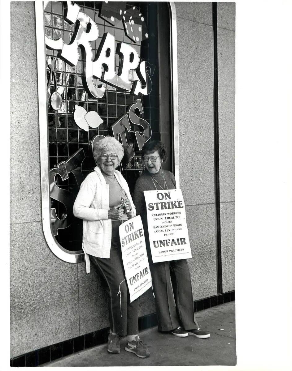 Elsie Houllahan y Betty Millward durante la huelga del sindicato de la culinaria en 1984. (Las ...