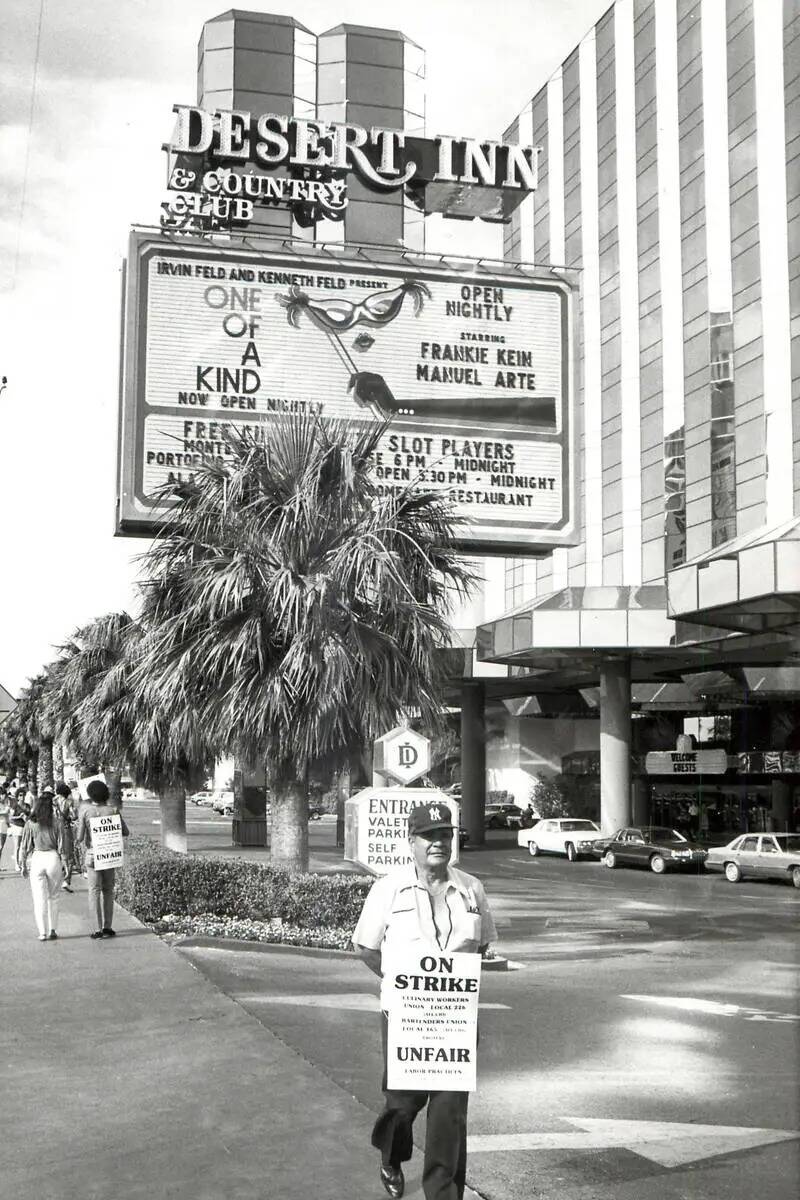 Huelguistas del Desert Inn protestan junto al casino el 21 de mayo de 1984. (Las Vegas Review-J ...