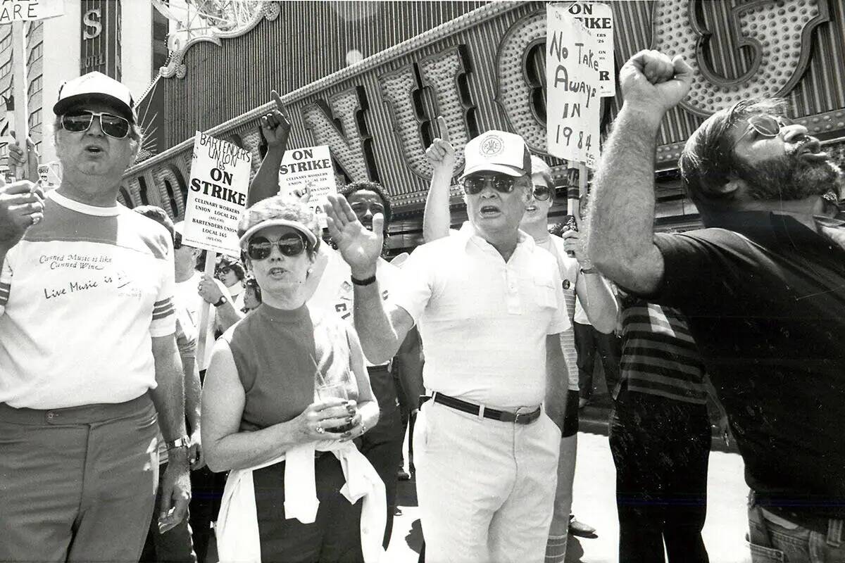 Miembros del sindicato de camareros en huelga frente al Golden Nugget en 1984. (Las Vegas Revie ...