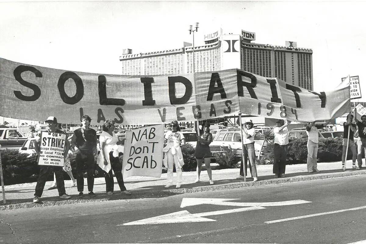 Frente al Hilton Hotel con un enorme cartel de solidaridad en mayo de 1984. (Las Vegas Review-J ...