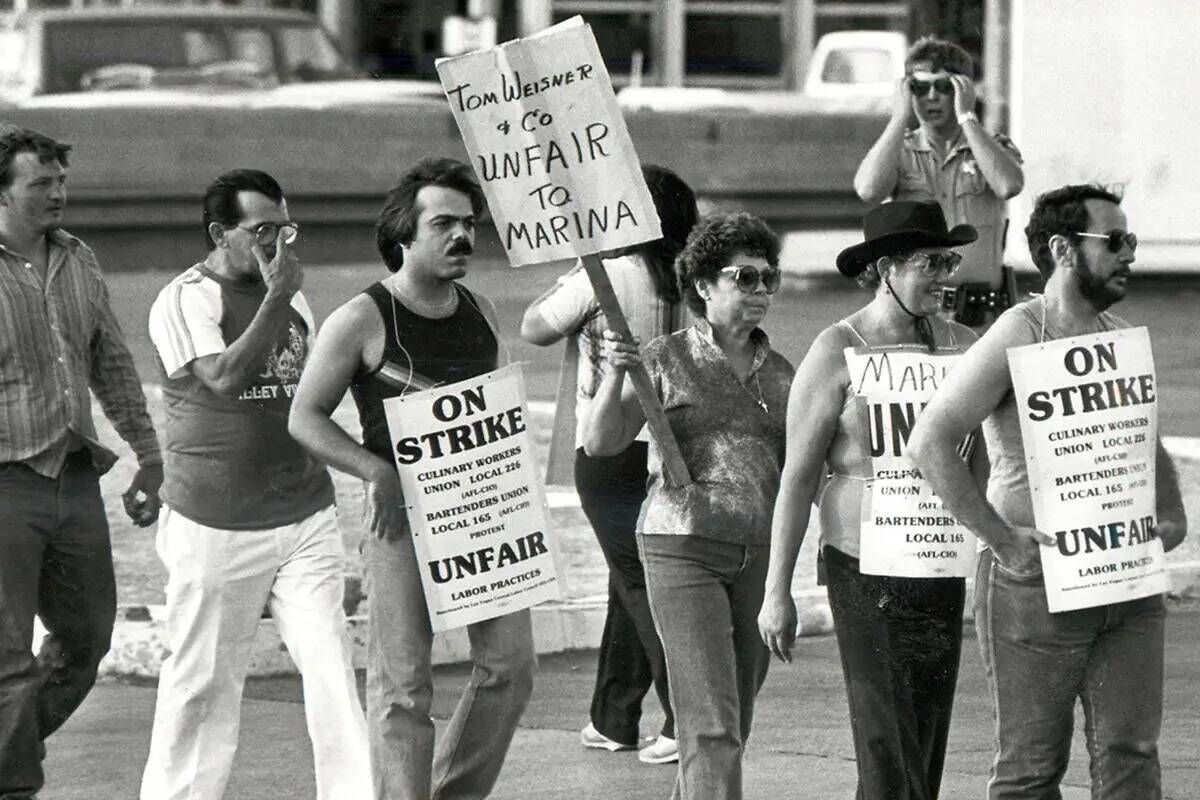Manifestantes frente al Marina Hotel el 13 de junio de 1984. (Las Vegas Review-Journal)
