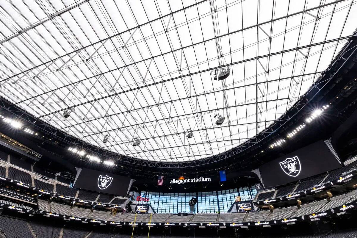 El techo del Allegiant Stadium se compone de ETFE (etilenotetrafluoroetileno), que proporciona ...