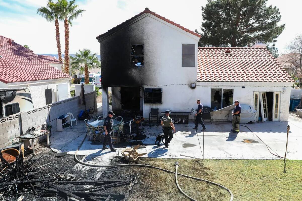 La policía y los bomberos de Henderson investigan el perímetro de una casa demolida por un in ...