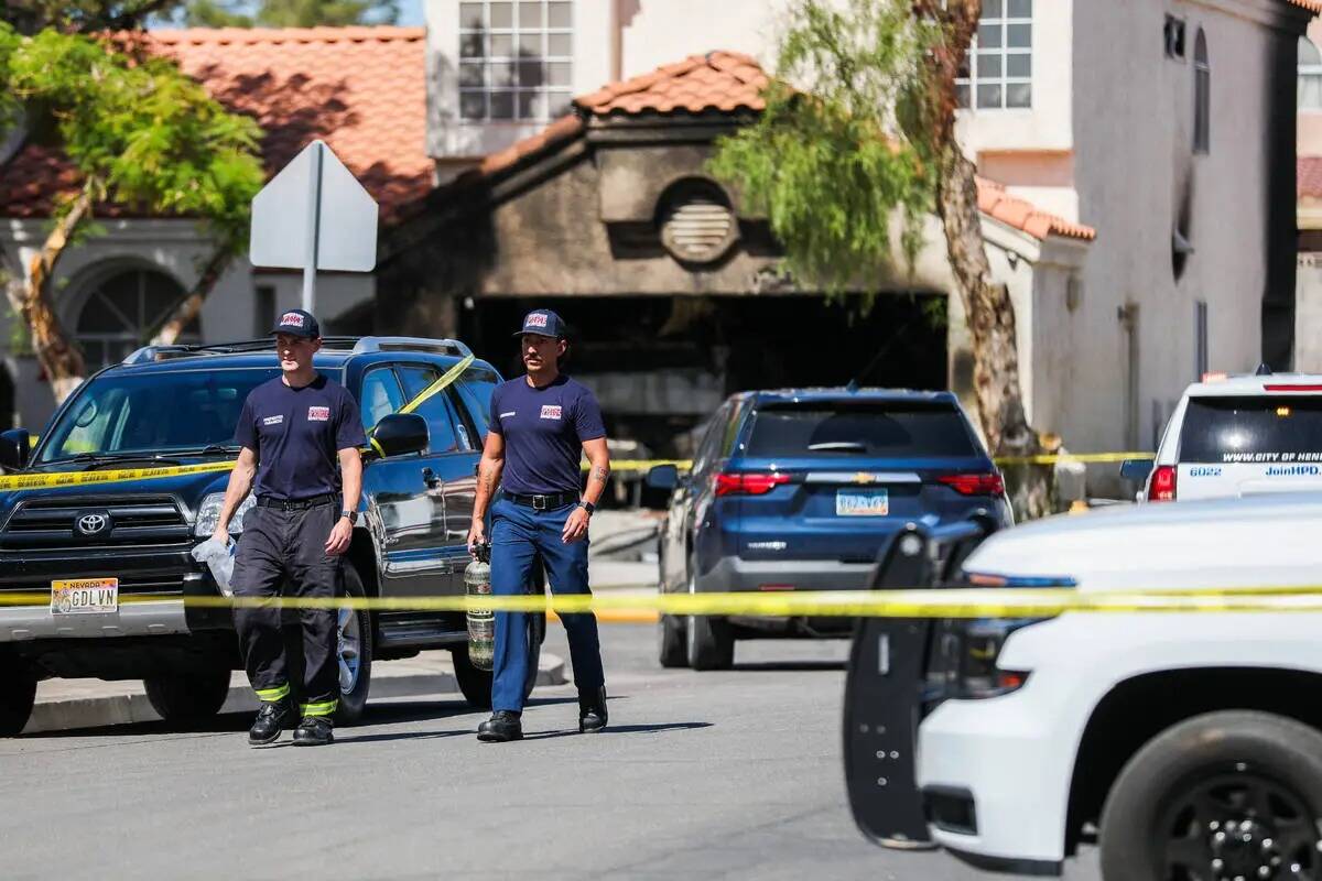 La policía bloquea la cuadra 1900 de Kransten Drive en Henderson tras el incendio de una casa ...