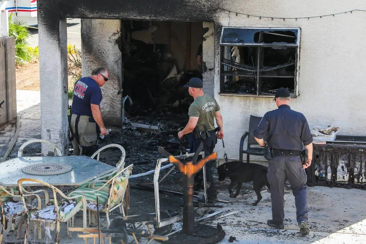 La policía de Henderson y los bomberos investigan el interior de una casa demolida por un ince ...
