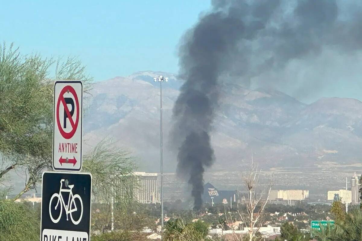 Se puede ver el humo de un incendio en una casa el miércoles 27 de septiembre de 2023, en la c ...