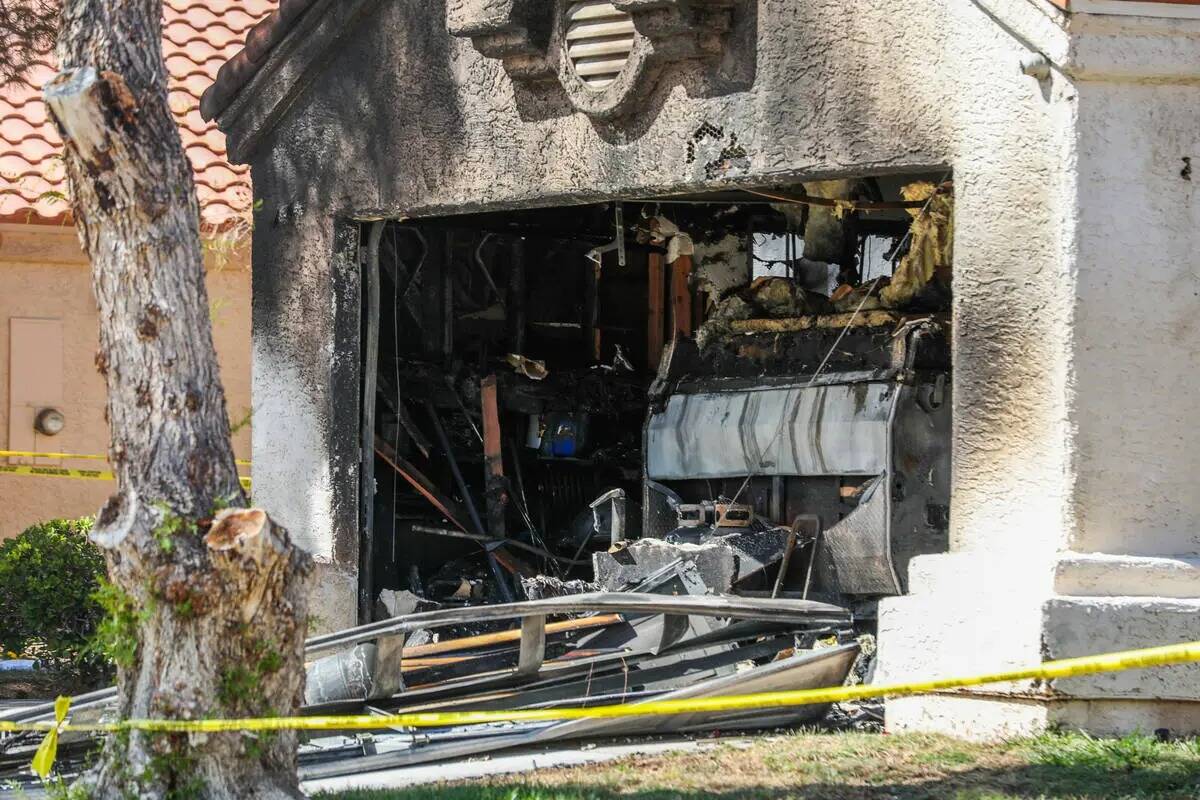 La policía de Henderson y los bomberos investigan el interior de una casa demolida por un ince ...