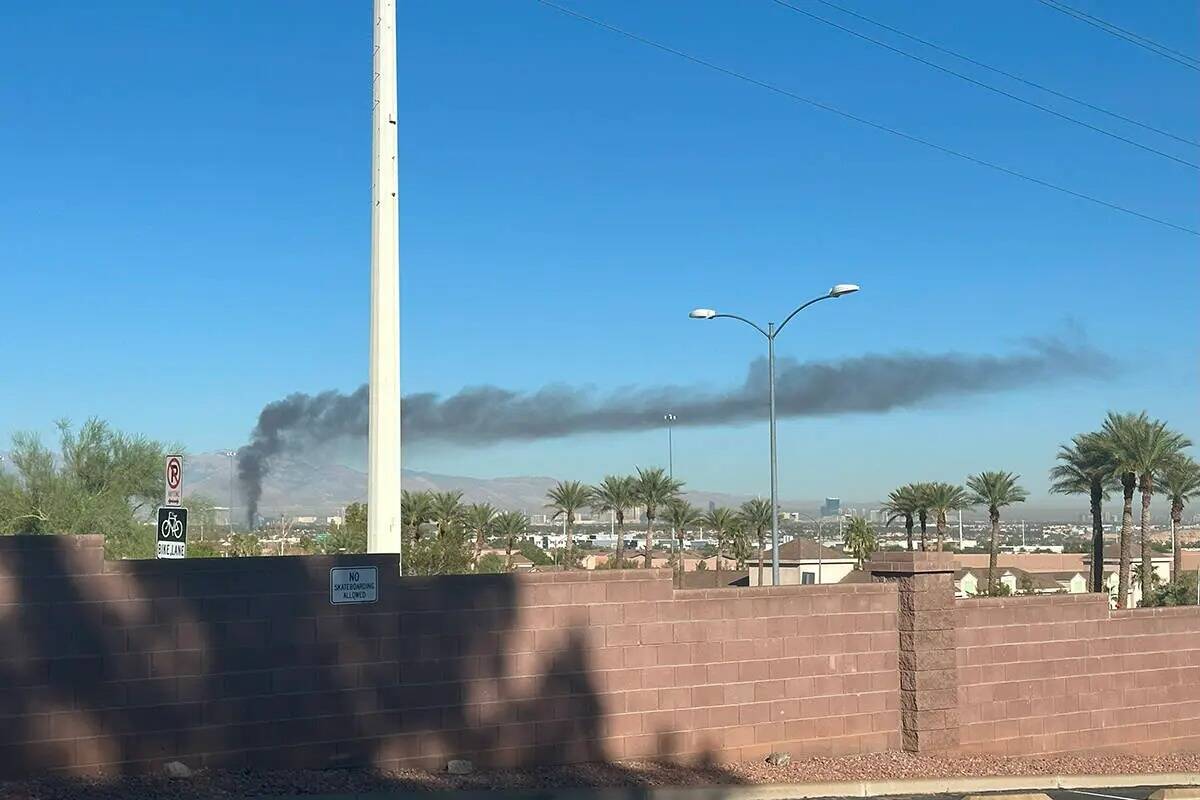 Se puede ver el humo de un incendio en una casa el miércoles 27 de septiembre de 2023, en la c ...