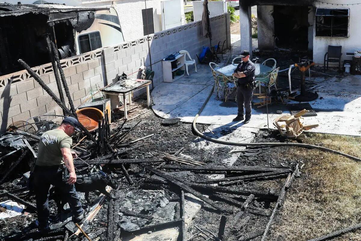 La policía y los bomberos de Henderson investigan el perímetro de una casa demolida tras un i ...