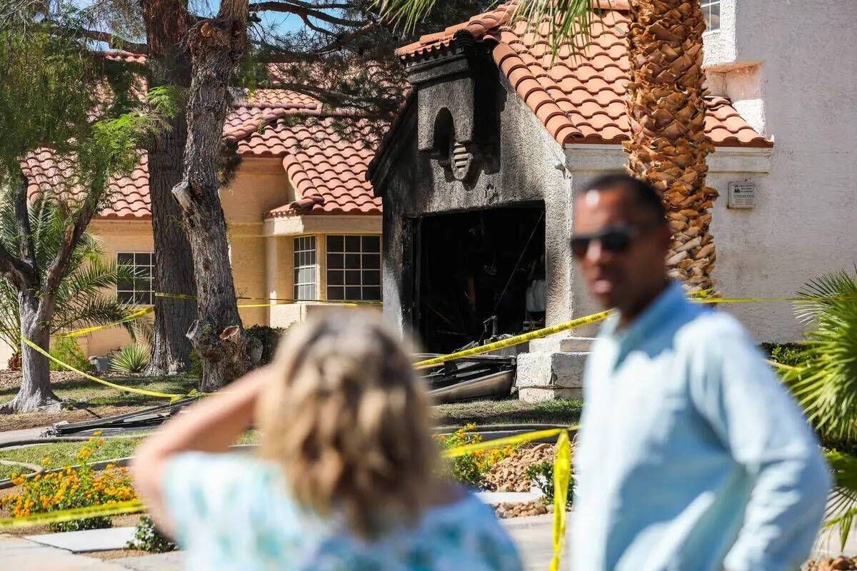 Los vecinos observan una casa en la cuadra 1900 de Kransten Drive en Henderson donde una person ...