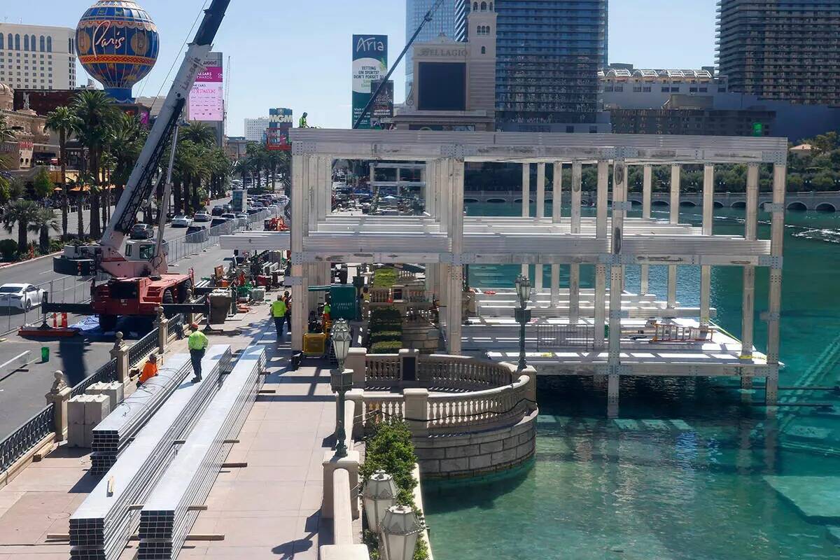 El sitio de construcción de la Fórmula Uno se ve en las Fuentes de Bellagio, el lunes 25 de s ...