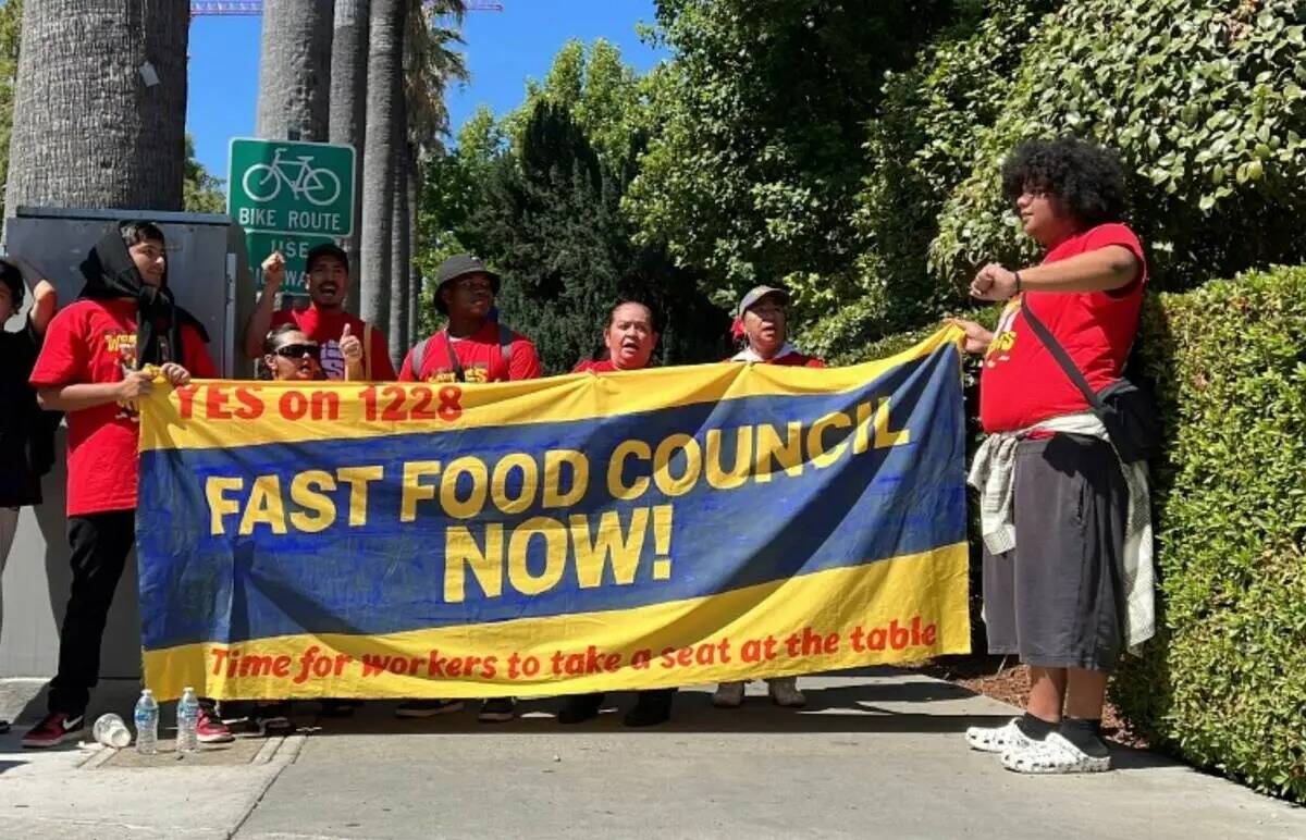 Trabajadores de comida rápida y activistas sindicales se manifiestan fuera del Capitolio del E ...