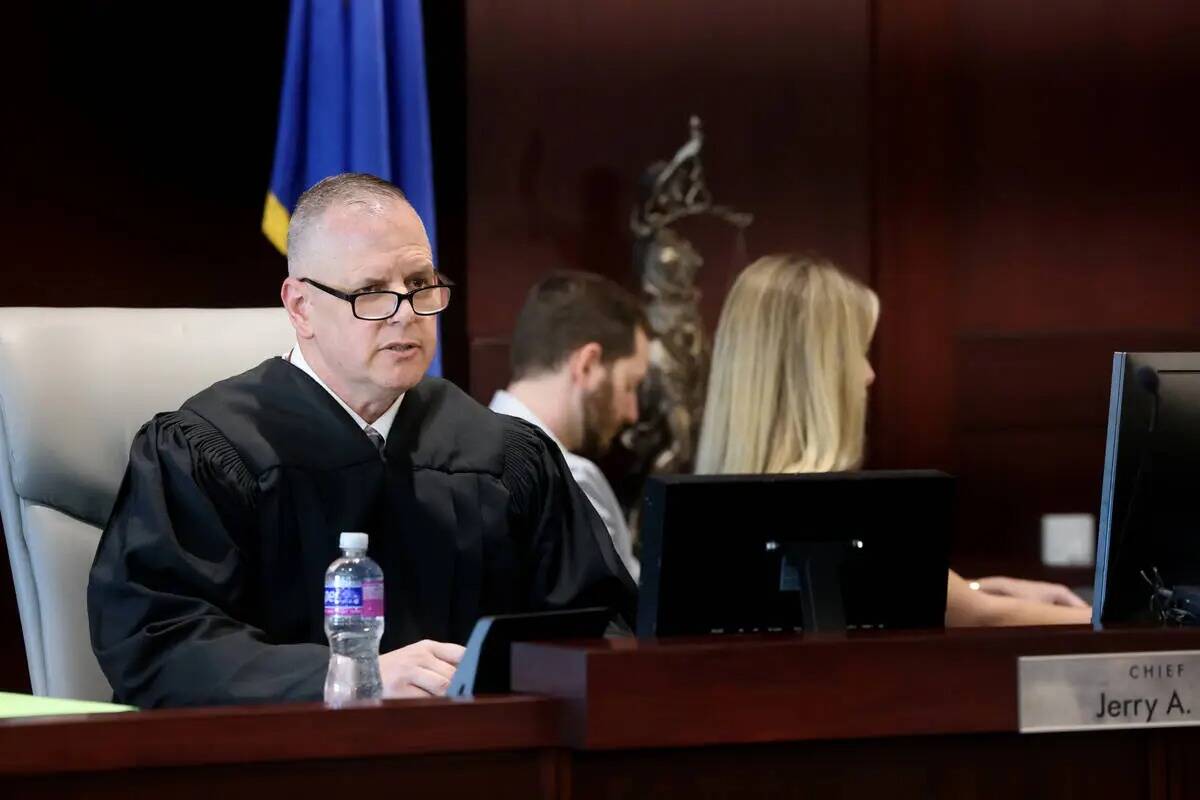 El juez jefe Jerry Wiese escucha mientras se anuncia una acusación por el asesinato de Tupac S ...