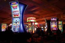 Varias personas juegan a las máquinas tragamonedas en el Bellagio, el jueves 6 de octubre de 2 ...