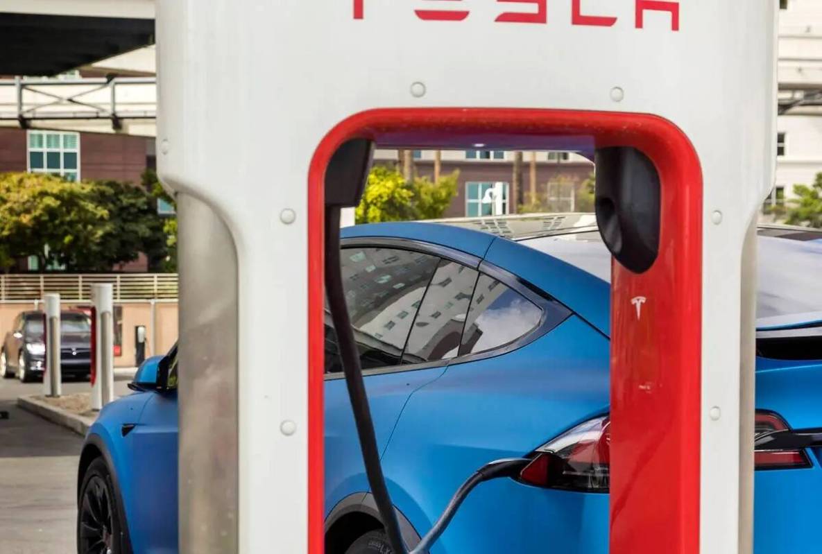 Un auto se enchufa en la estación Tesla Supercharger cerca de The LINQ y High Roller el vierne ...