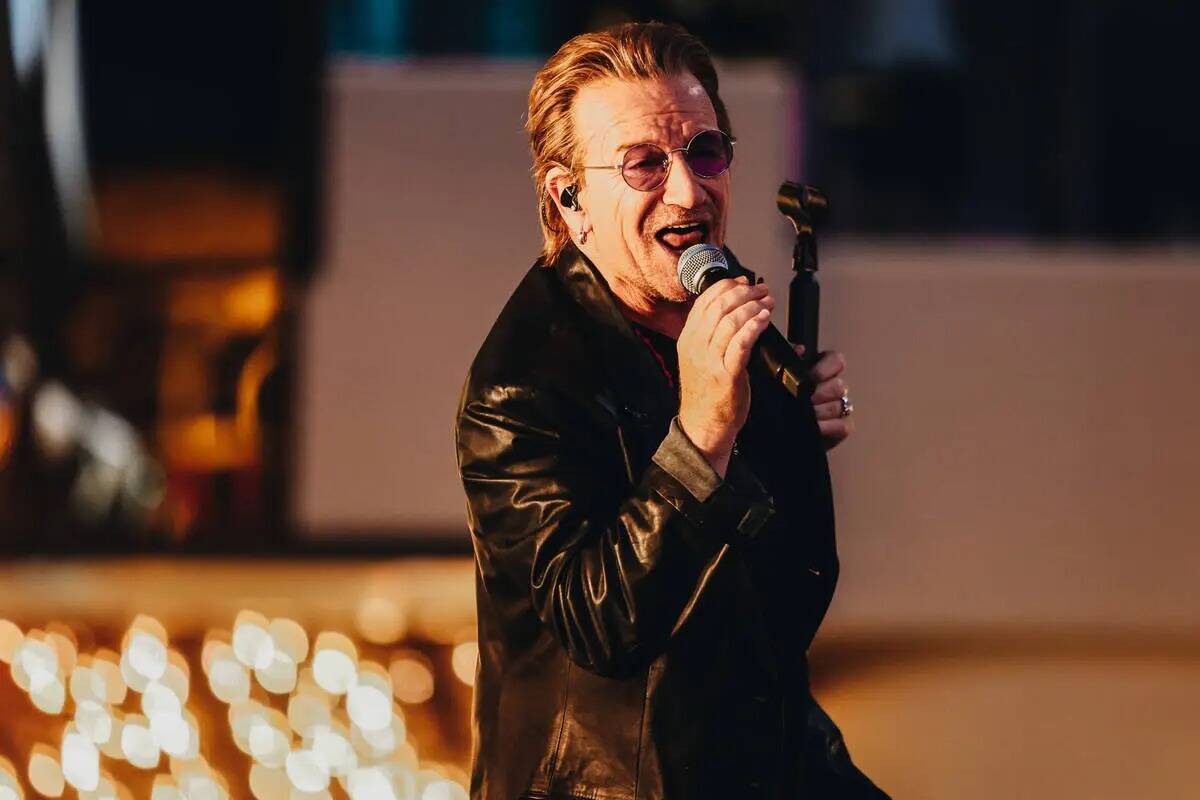 U2 se presenta mientras filma un video musical frente al hotel y casino Plaza el domingo 17 de ...