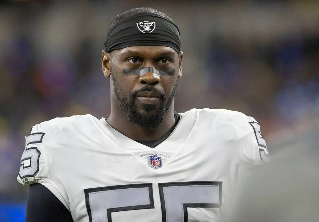 El defensive end de los Raiders Chandler Jones (55) espera en la línea de banda antes de un pa ...