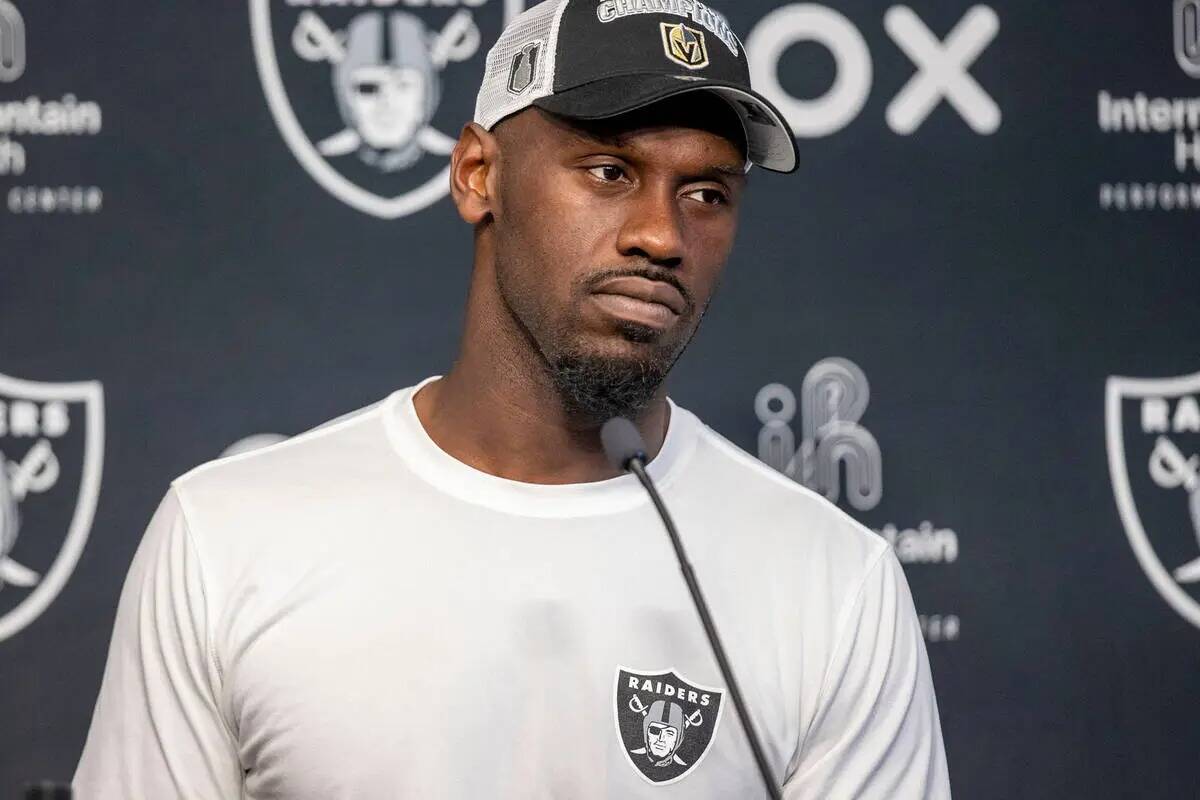 El defensive end de los Raiders Chandler Jones responde preguntas durante una conferencia de pr ...