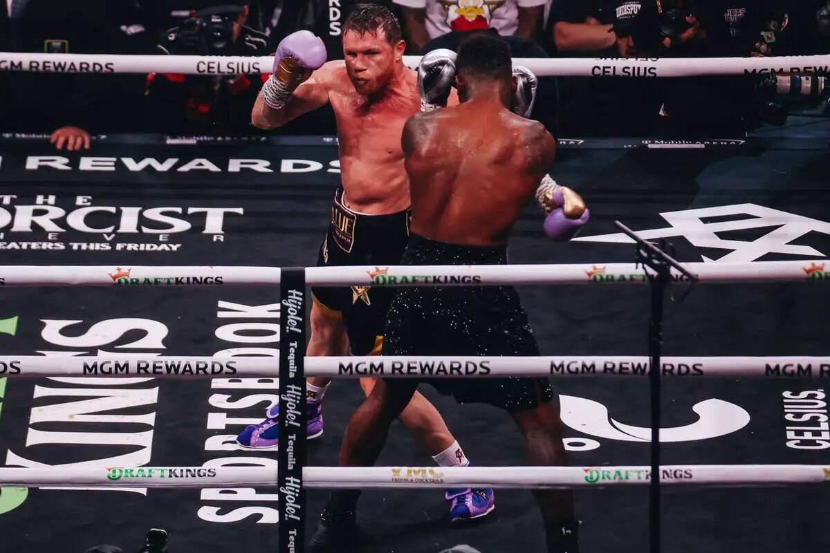 Canelo Álvarez golpea a Jermell Charlo durante un combate de boxeo por el título mundial indi ...