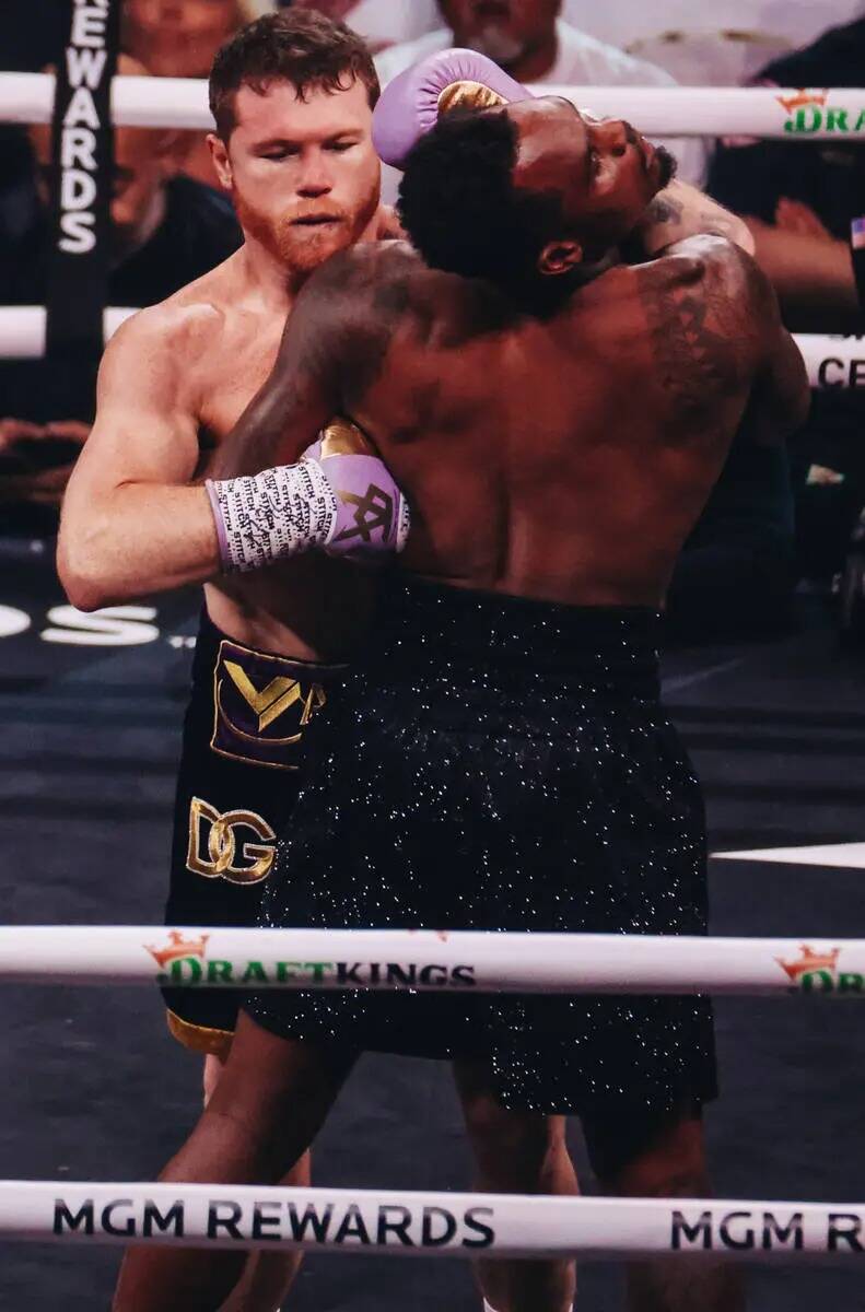Canelo Álvarez y Jermell Charlo boxean durante un combate por el título mundial indiscutible ...