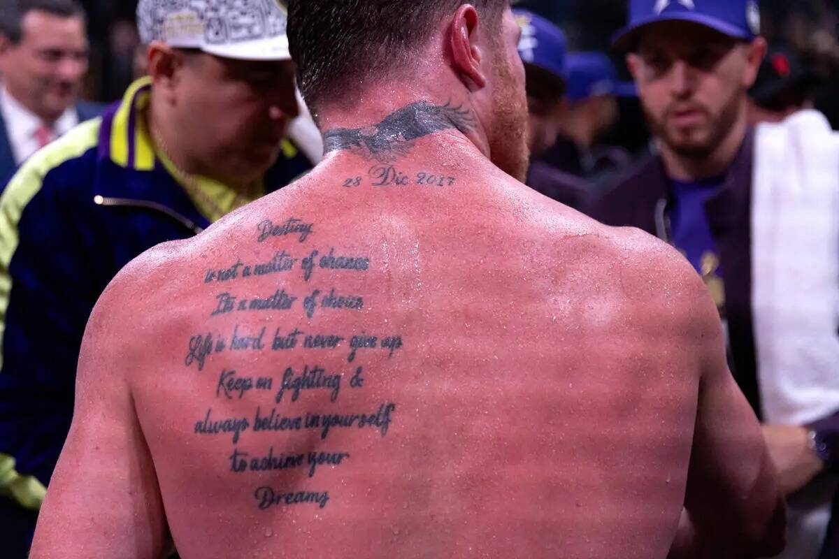 El tatuaje de la espalda de Canelo Álvarez muestra una cita inspiradora tras ganar un combate ...