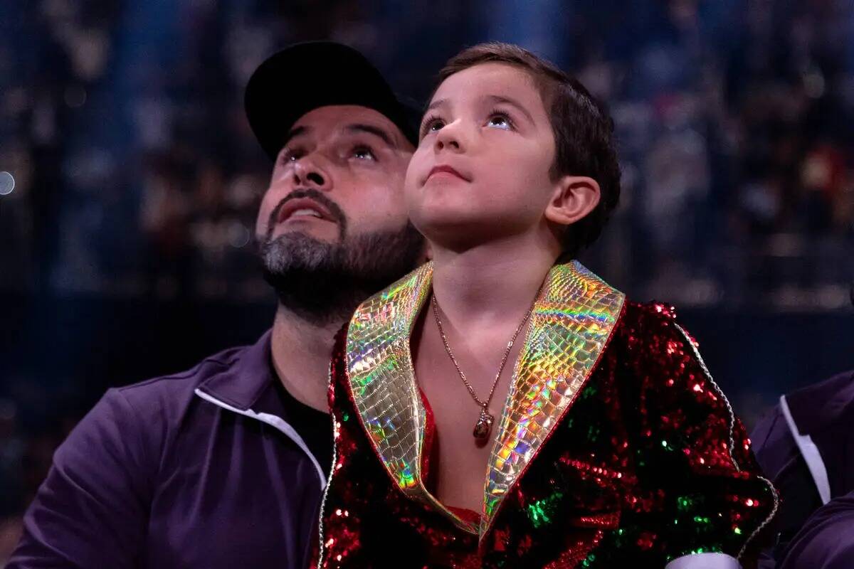 El hijo de Canelo Álvarez, Saúl Adiel, observa a su padre en la pantalla después de que Álv ...