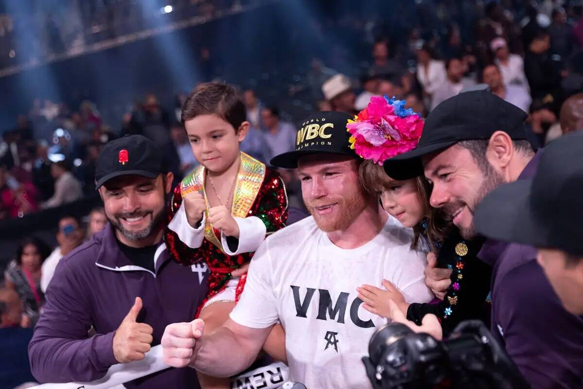 Canelo Álvarez posa con sus hijos tras ganar un combate de boxeo por el título mundial indisc ...