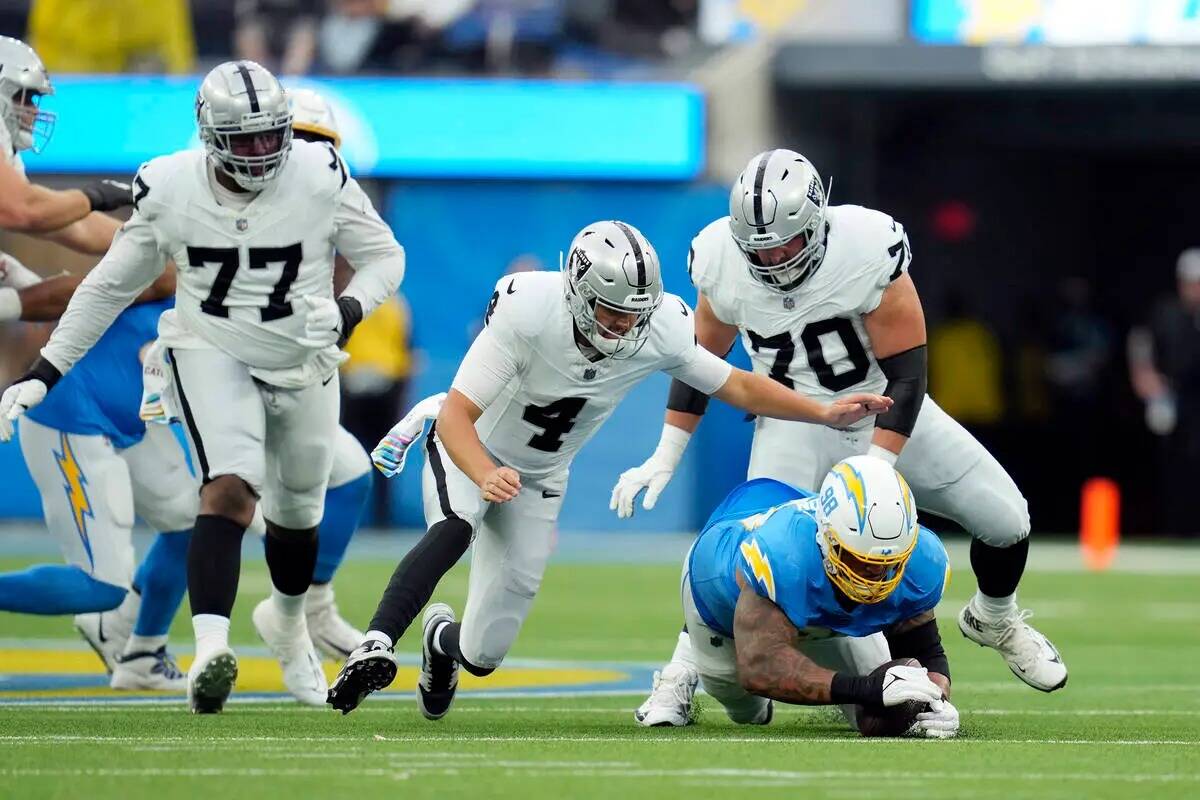 El defensive tackle de Los Angeles Chargers Austin Johnson, abajo a la derecha, recupera un bal ...