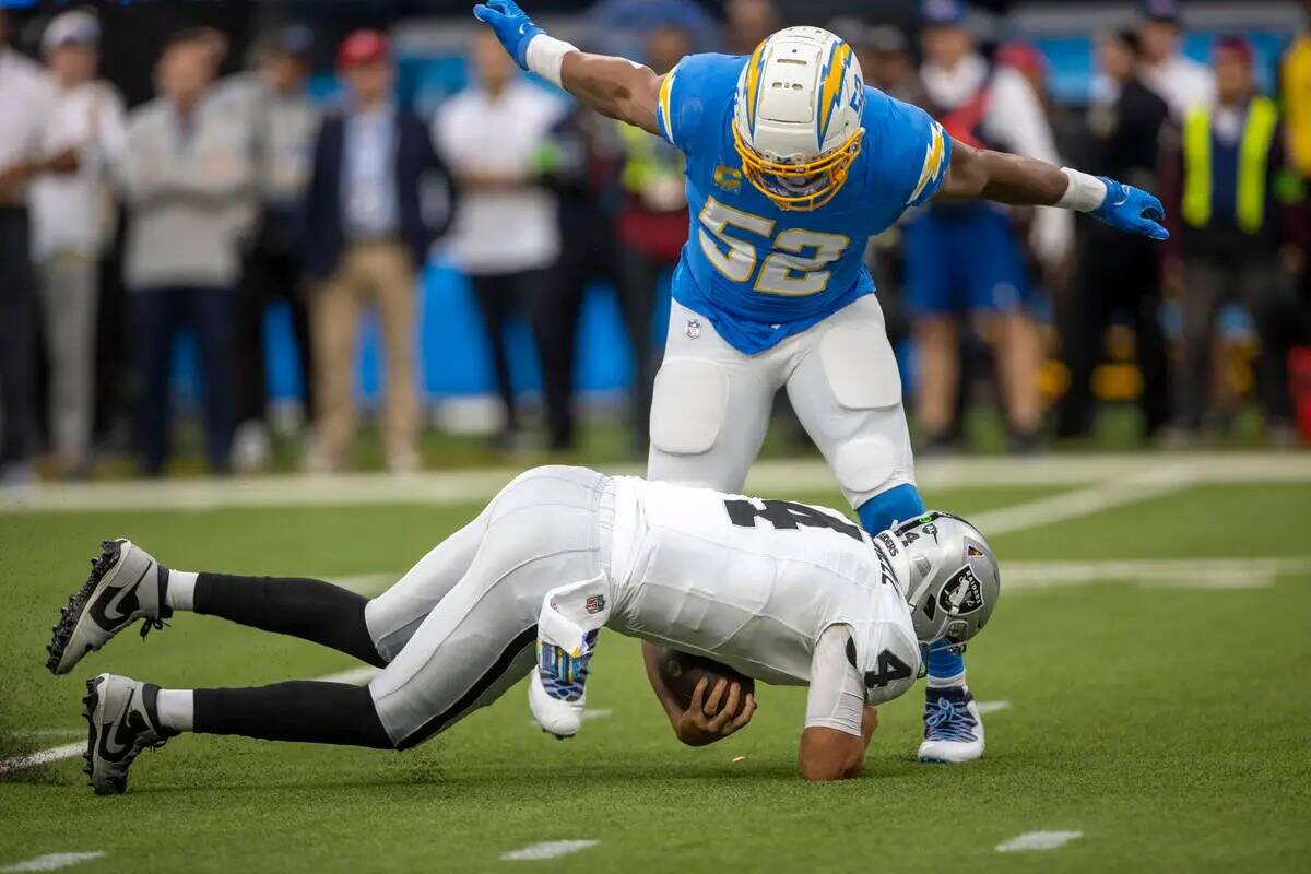 El linebacker de Los Angeles Chargers, Khalil Mack (52), saca al quarterback de los Raiders, Ai ...