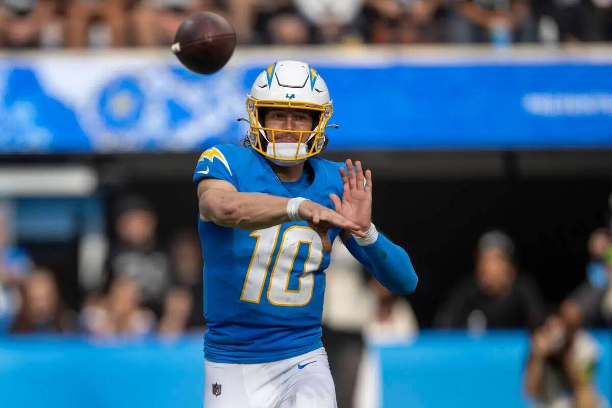 El quarterback de Los Angeles Chargers Justin Herbert (10) lanza durante la segunda mitad de un ...