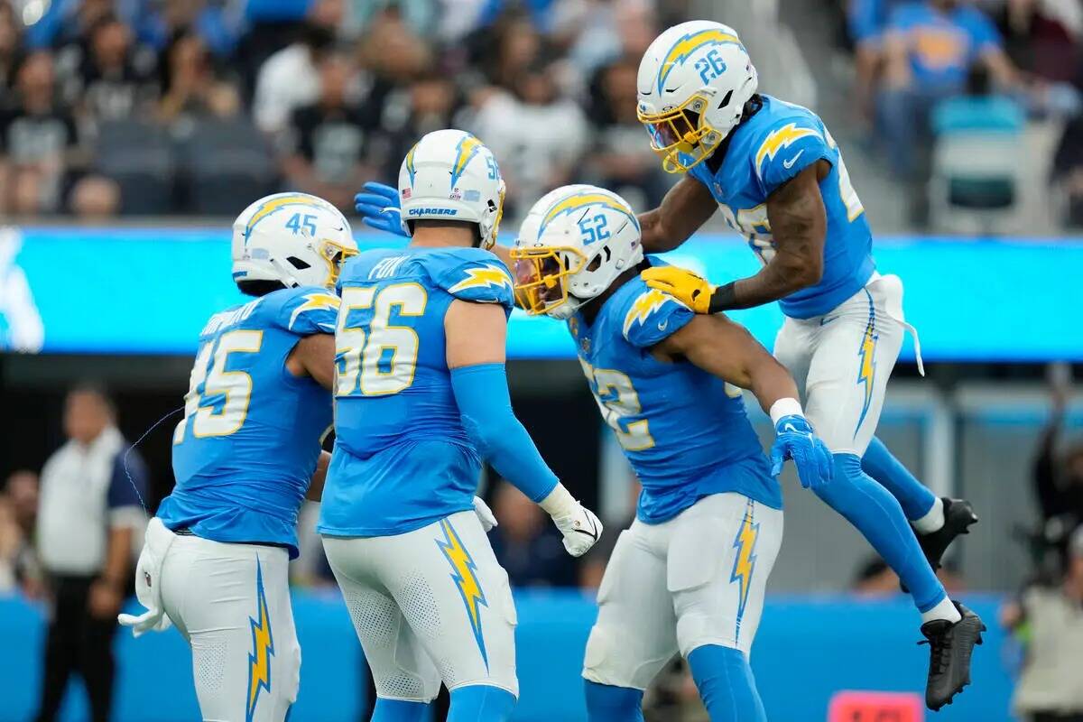 El linebacker de Los Angeles Chargers, Khalil Mack (52), festeja luego de derribar al quarterba ...