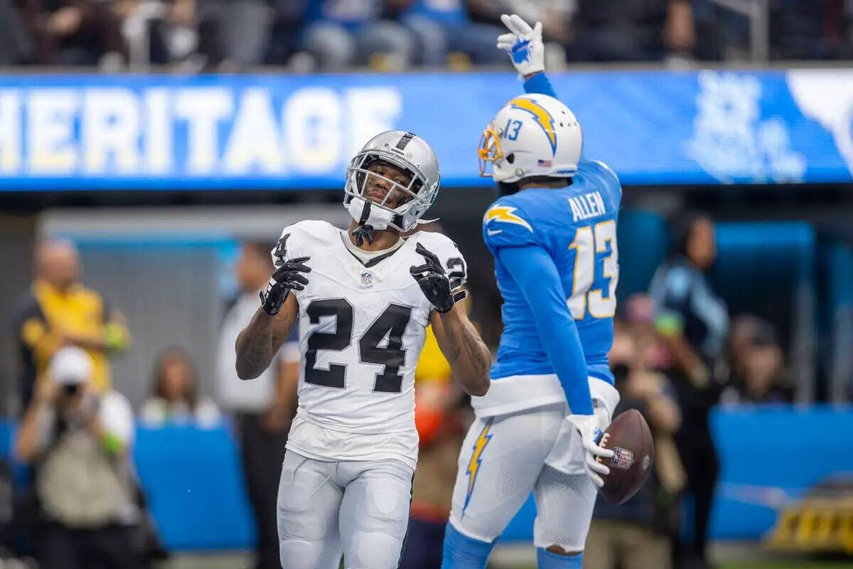 El cornerback de los Raiders Marcus Peters (24) reacciona después de ver al wide receiver de L ...