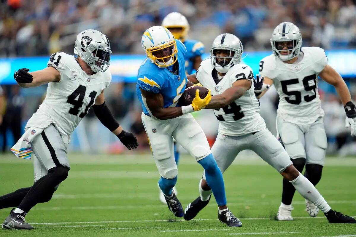 El wide receiver de Los Angeles Chargers, Joshua Palmer, corre tras una atrapada contra los Rai ...