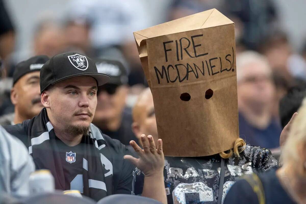 Una fan de los Raiders lleva una bolsa en la cabeza con la inscripción "Fire McDaniels" durant ...