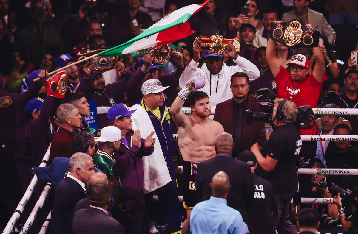 Canelo Álvarez anima a sus fanáticos durante una pelea de boxeo por el título mundial indisc ...