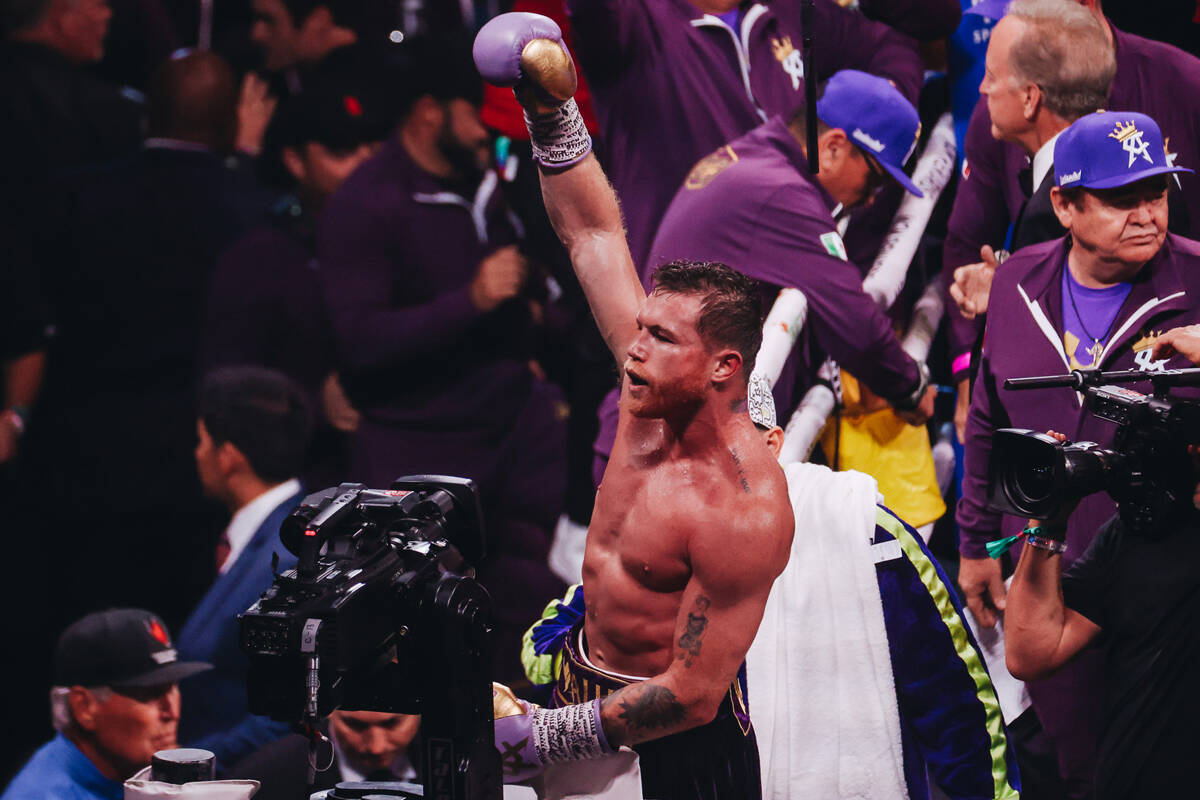 Canelo Álvarez levanta su brazo al aire después de vencer a Jermell Charlo durante una pelea ...