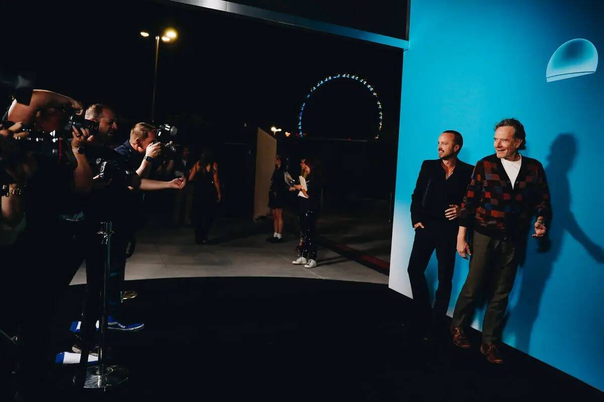 Los actores Aaron Paul y Brian Cranston posan para las fotografías en el exterior del Sphere d ...