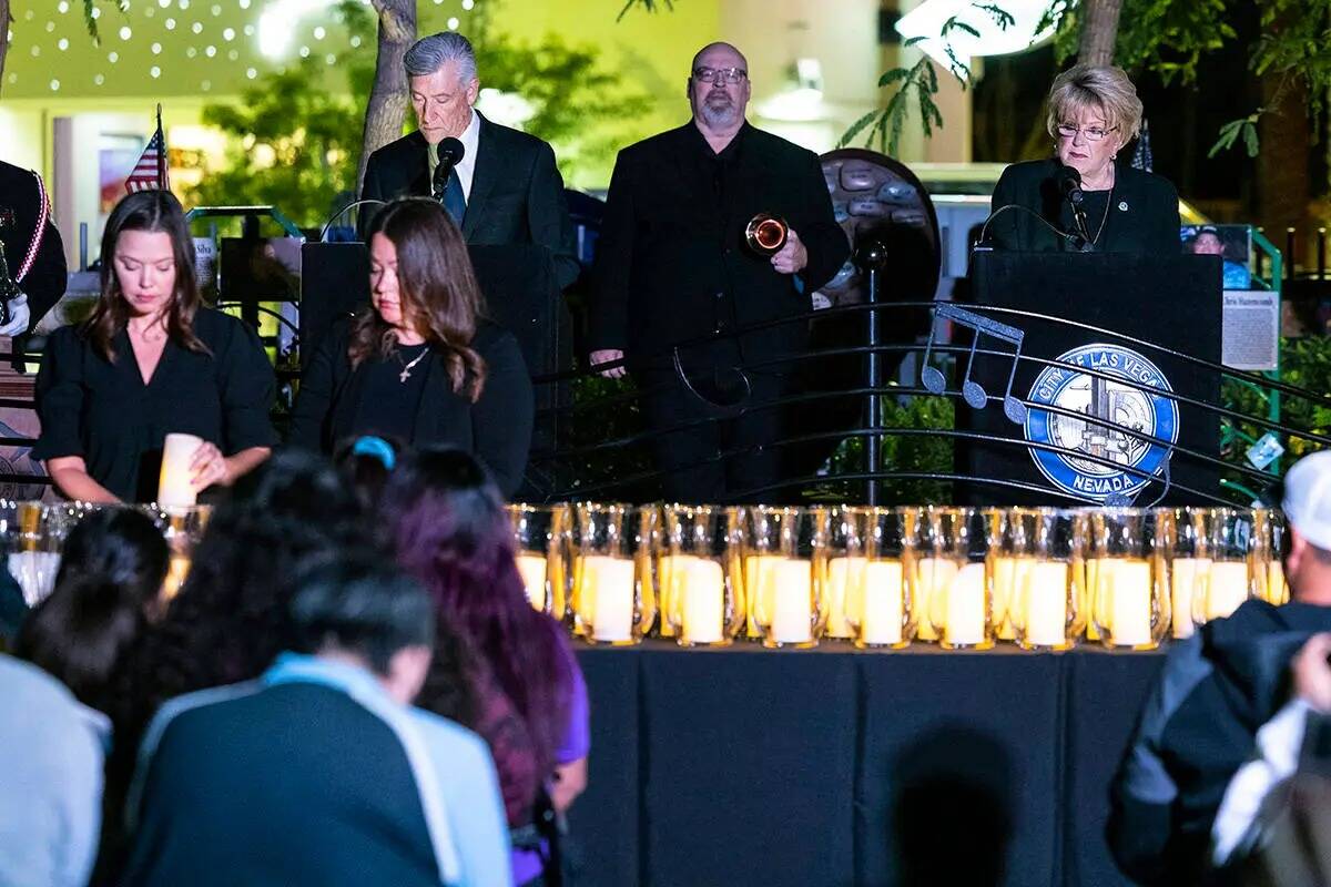 Se encienden velas mientras la alcaldesa Carolyn Goodman, a la derecha, y David Riggleman, dire ...